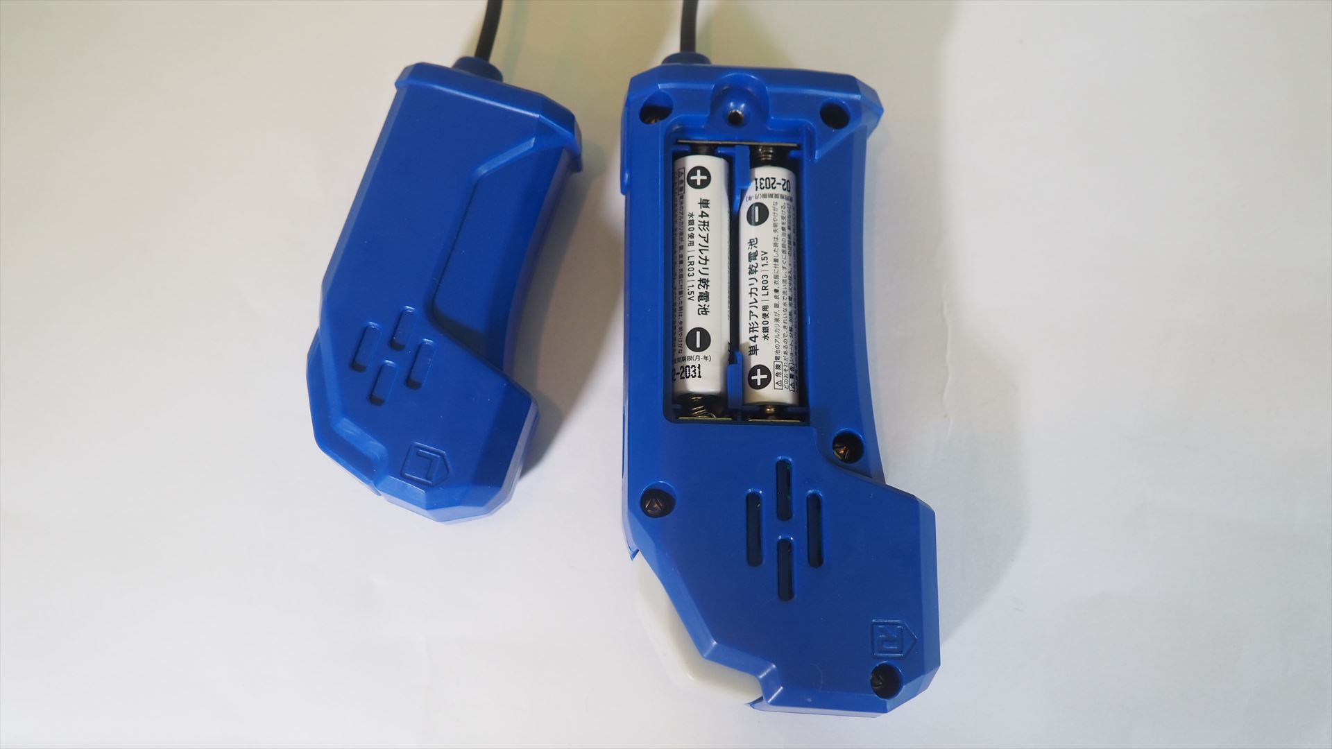 コントローラーは単4形アルカリ乾電池2本で動作する