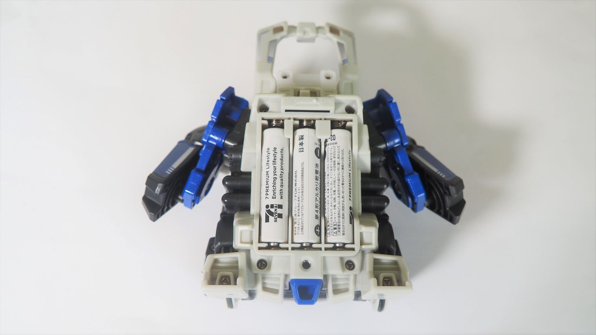 本体は単4形アルカリ乾電池3本で動作する