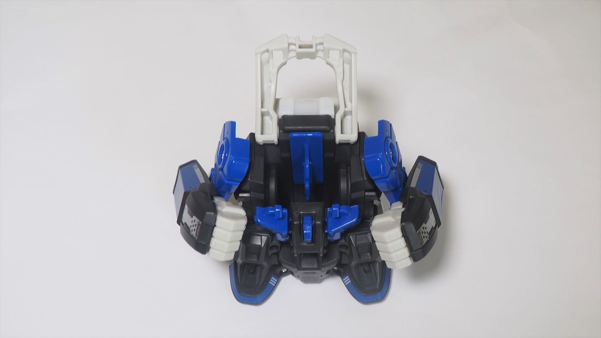 パイロットフィギュアを保護するロールバーを持ち上げたところ