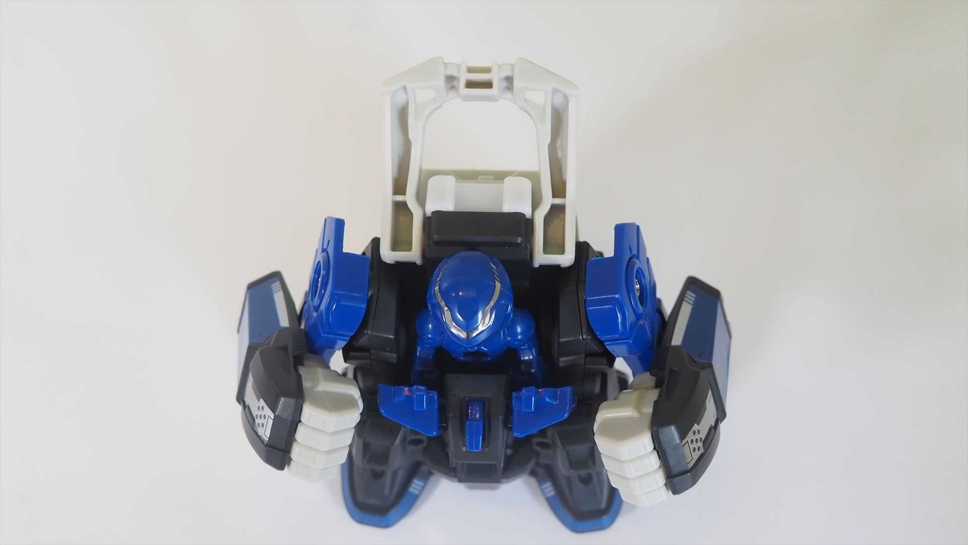 ロールバーを持ち上げてパイロットフィギュアを上から押し込んで装着する