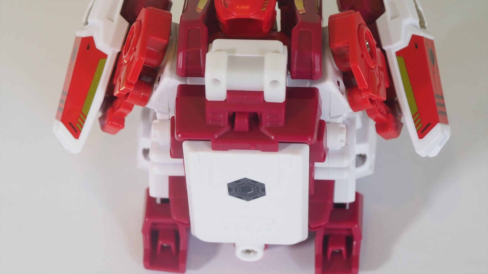 本体の背面上部に電源スイッチが用意されている