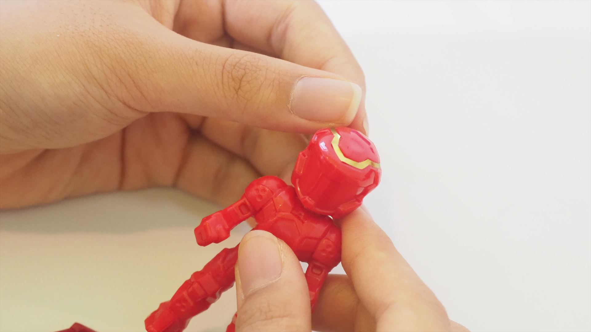 まず、シールをパイロットフィギュアに貼る