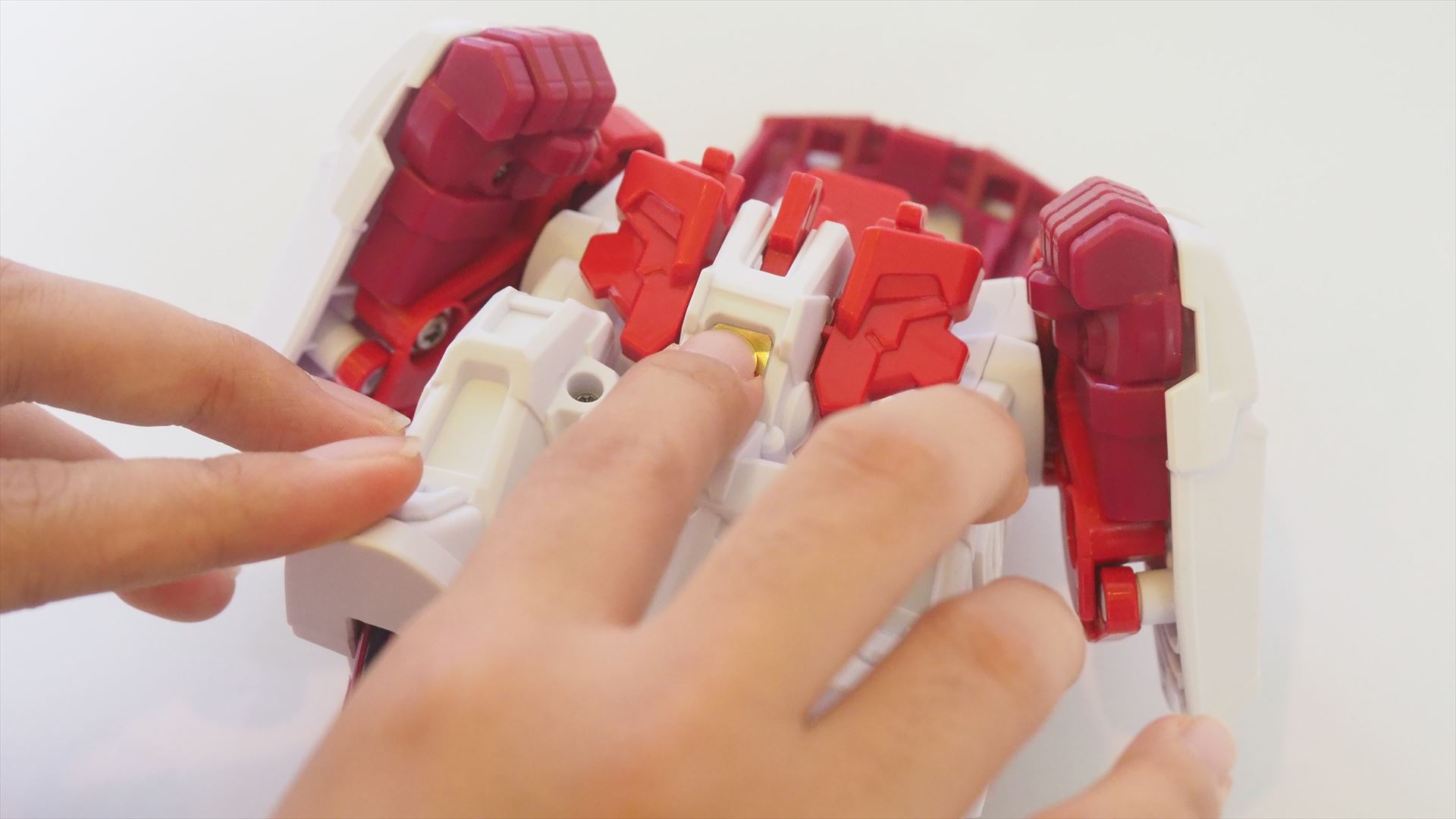 ロボット本体にもシールを貼っているところ