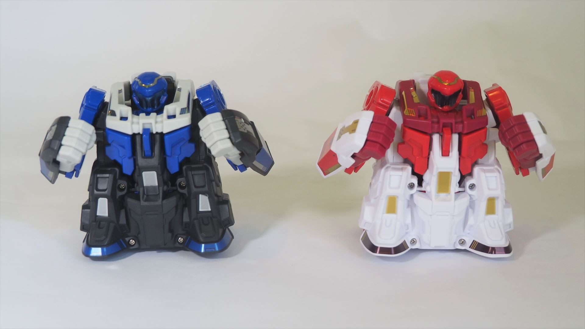 左の青いロボットが「ブルー・バギッスマッシュ」で、右の赤いロボットが「レッド・ドンッバスター」
