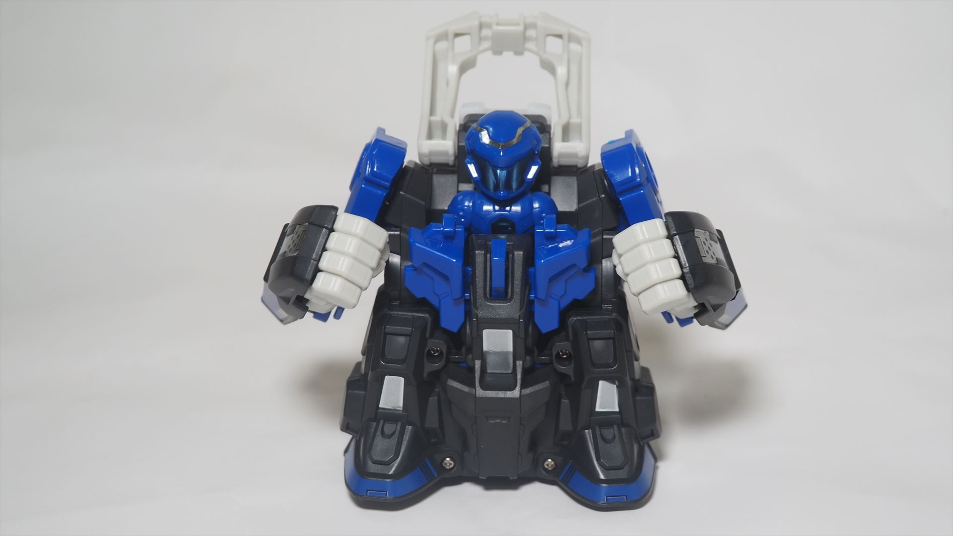 パイロットフィギュアを上から押し込んで装着したところ