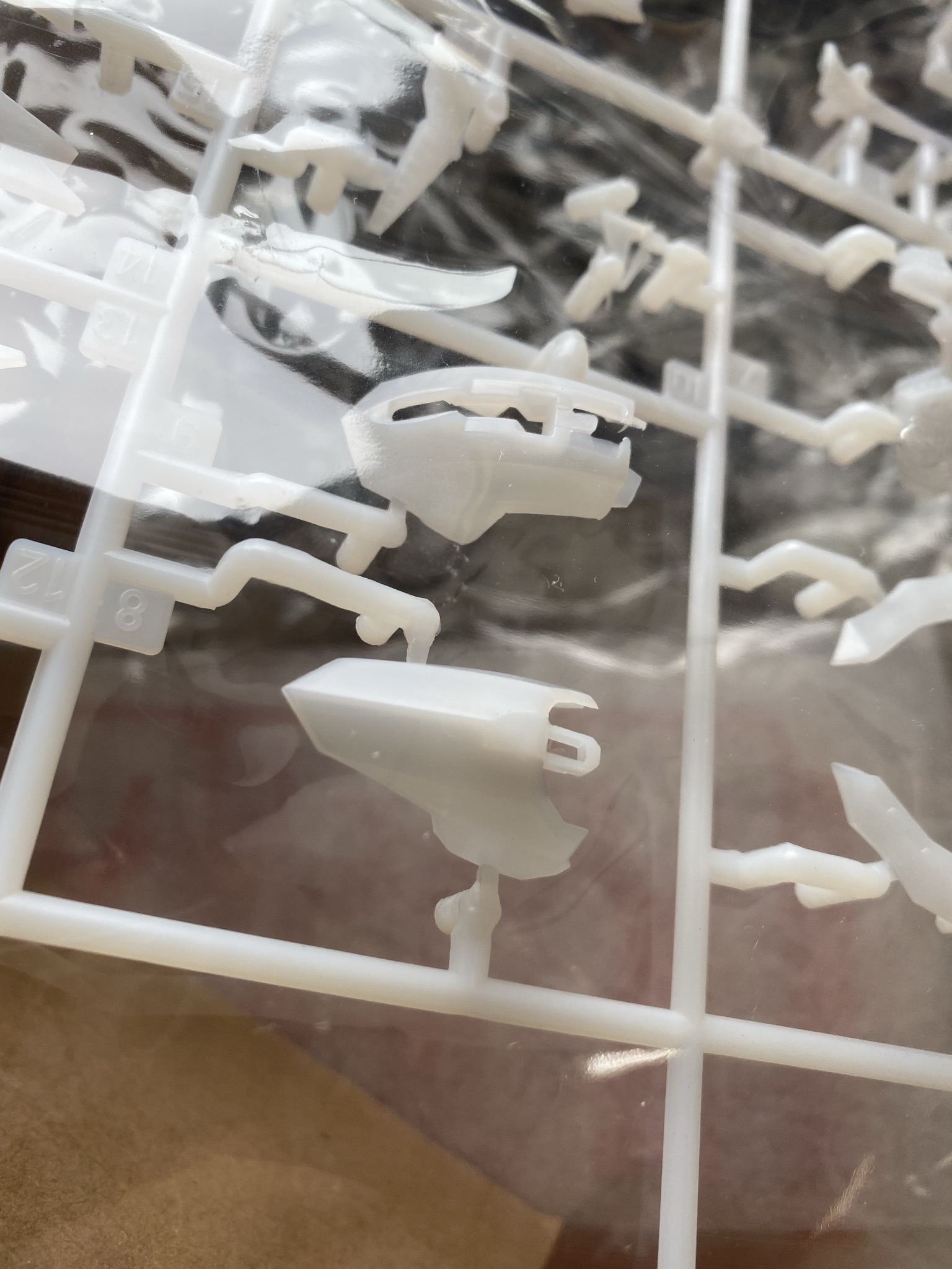 本商品の特徴の乳白色の成型パーツ。透明感があり、設定の装甲を思わせる