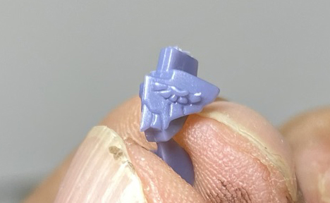 ものすごく小さい顔パーツ。ここの目はしっかり塗っておきたい