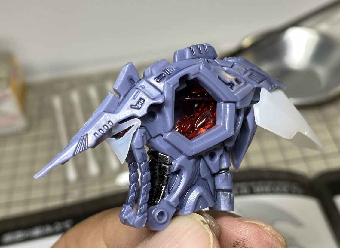 鳥のくちばしのように鋭く前に突き出した形が印象的だ