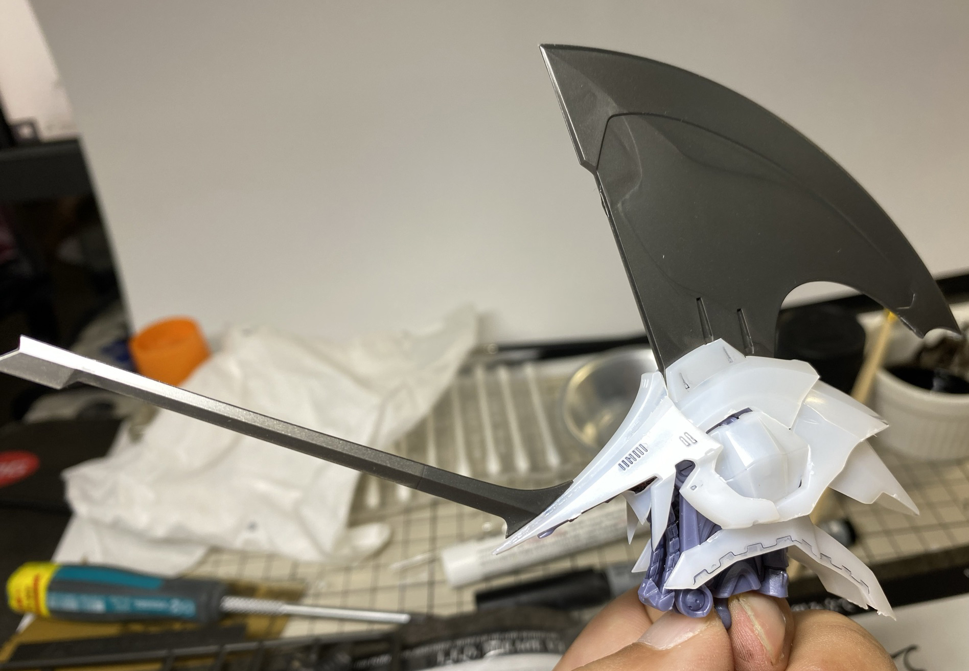 古代ローマ兵のカブトを思わせる巨大な頭頂部の飾りは、頭部の先の刃・レーザーカッターを相手に打ち込むためのカウンターウエイトとなる