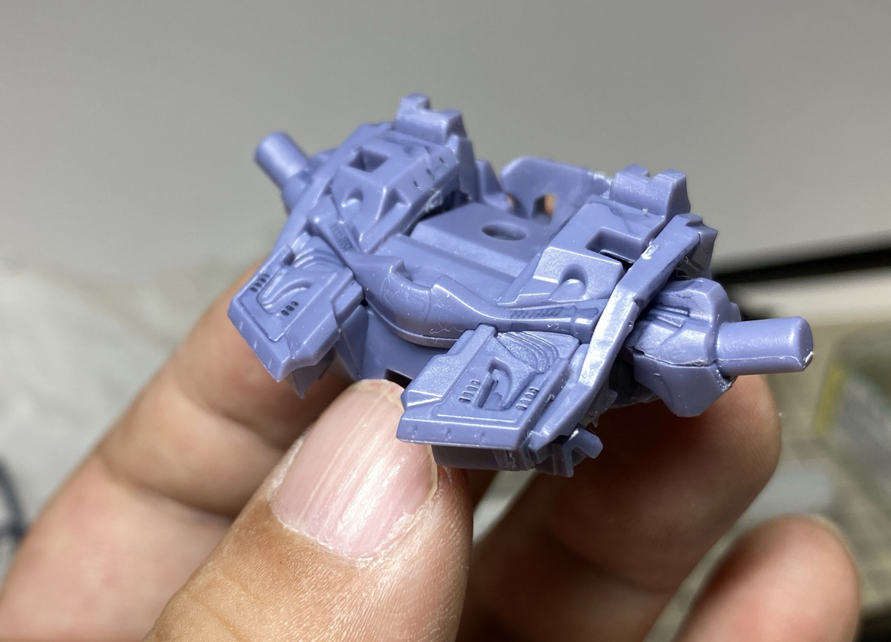 繊細なモールドが楽しめる。特に腹部は永野氏の“ロボットの可動デザイン”に対してのこだわりを強く感じる