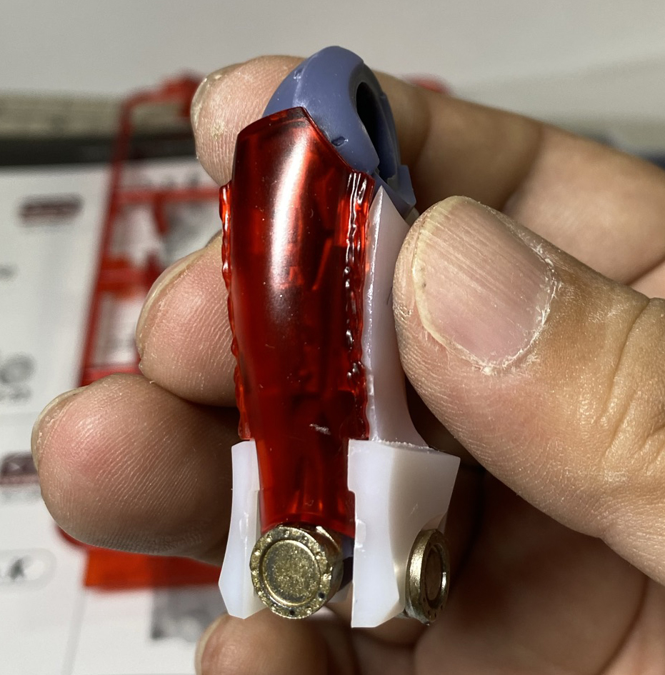 赤のクリアパーツが印象的だ