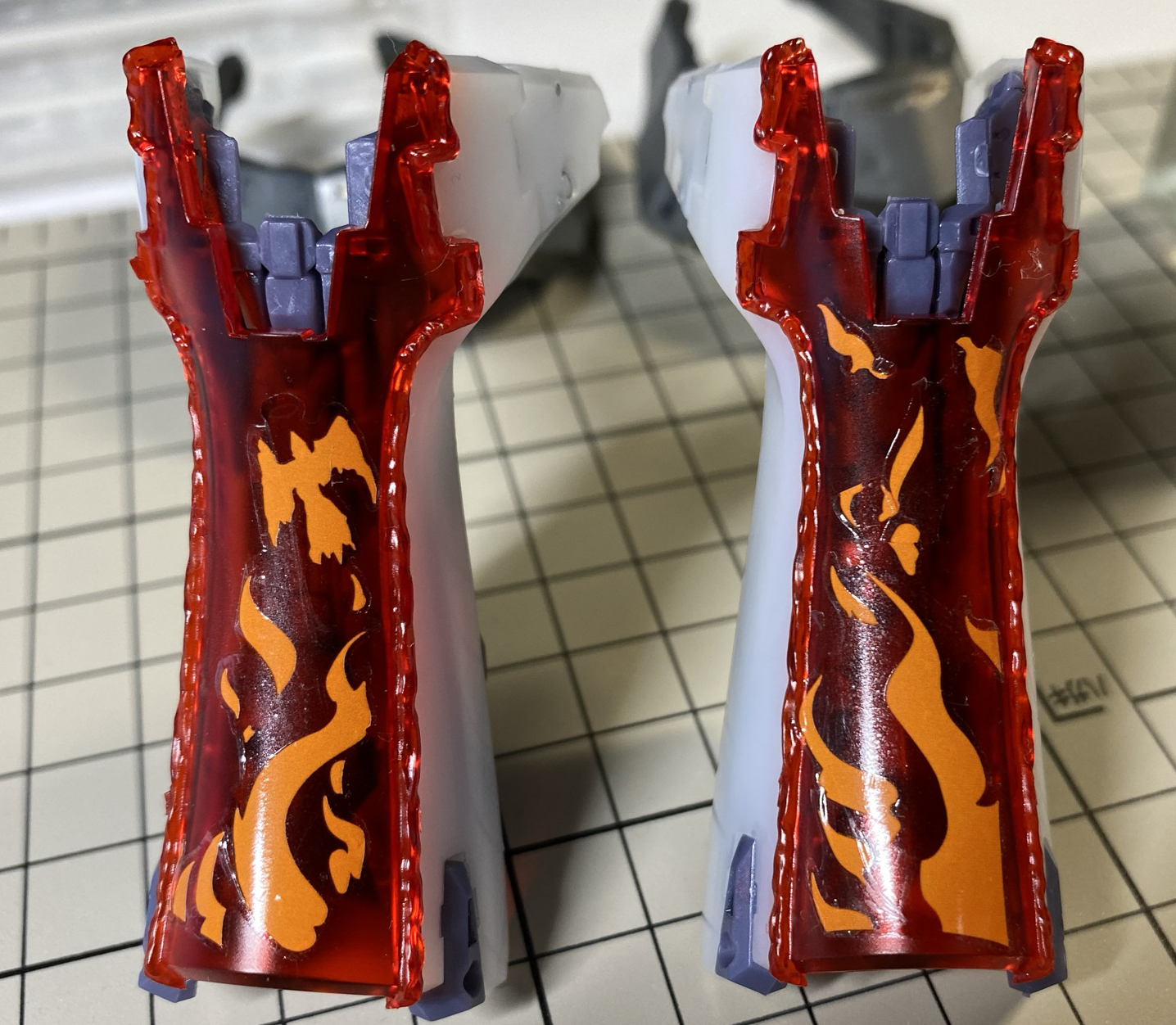 本商品の大きな特徴である炎のエフェクト。大きなデカールであり、転写するときにちぎれてしまったが、デザイン的にずれても大丈夫だった