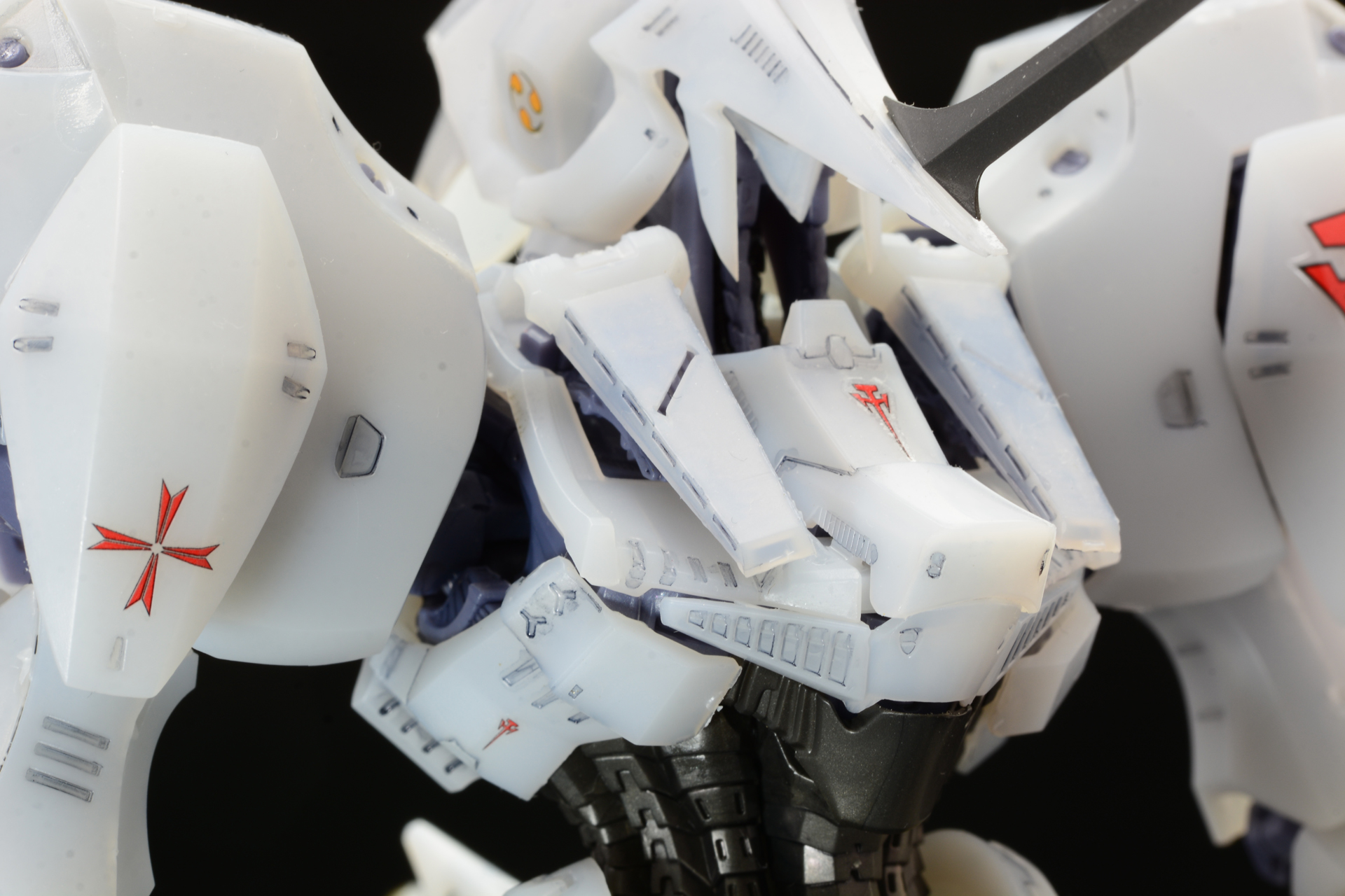 細かいデカールは貼ることでグッと情報量が増えて楽しい。やはり大きいデカールが難しく、肩の“血の十字架”は特に印象的なパーツなので苦労した