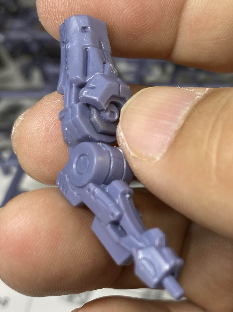 Aトールでは苦戦した腕の組み立てだが、今回はすんなり組み立てることができた。肘の関節が独特で、永野デザインが楽しめる