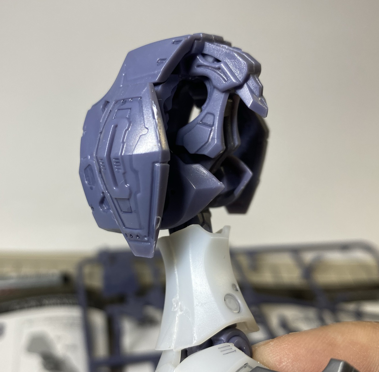 肩アーマーは接着位置が難しい部分がある。正面からではわからないが、前後のアーマー部分がずれて隙間ができてしまった