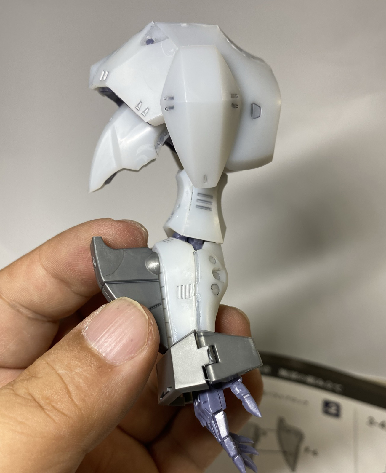 肩アーマーは接着位置が難しい部分がある。正面からではわからないが、前後のアーマー部分がずれて隙間ができてしまった