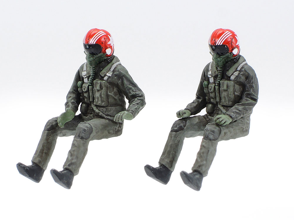 着座姿勢のパイロット（左）とレーダー迎撃士官（右）の人形をセット