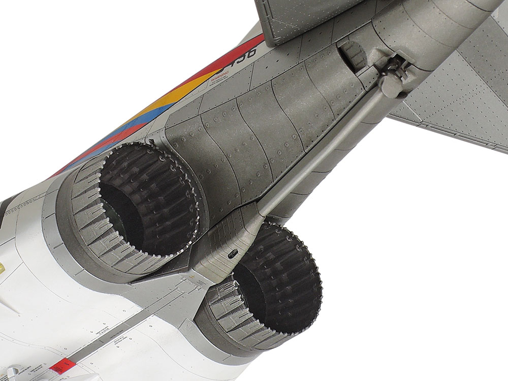 高い機動性と長大な航続距離を実現したJ79-GEエンジンは、ノズル内部のディテールまでリアルに再現