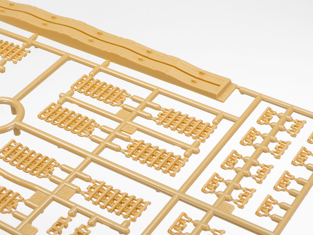 履帯組み立て用の治具が用意されている。上部の微妙なたるみも確実に組み上がる