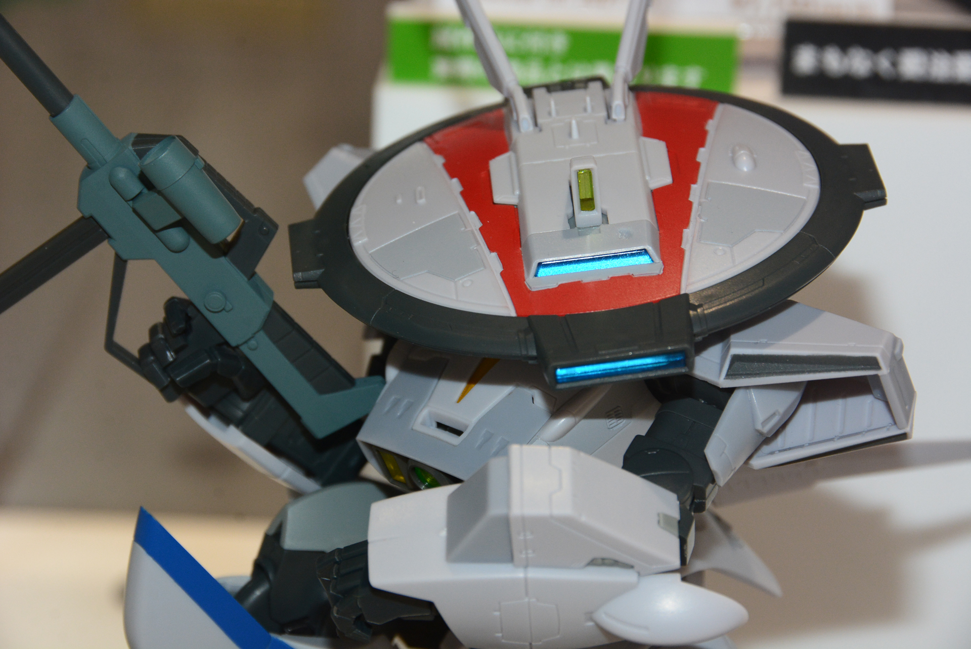 円盤形の頭部はとても思い切ったデザインと言える