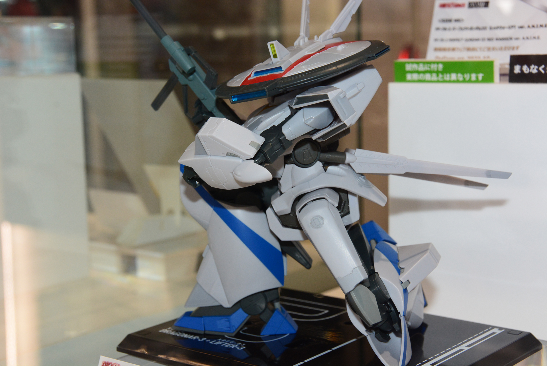 膝を深く曲げ、可動をアピール