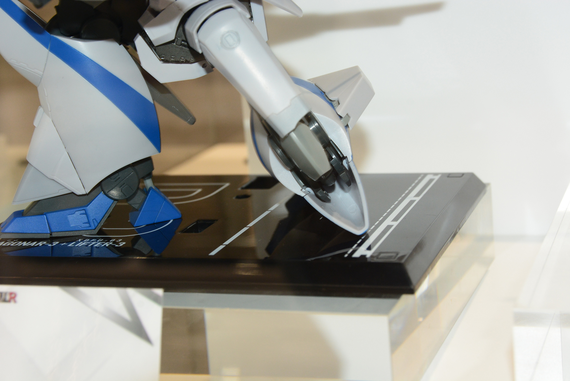 膝を深く曲げ、可動をアピール