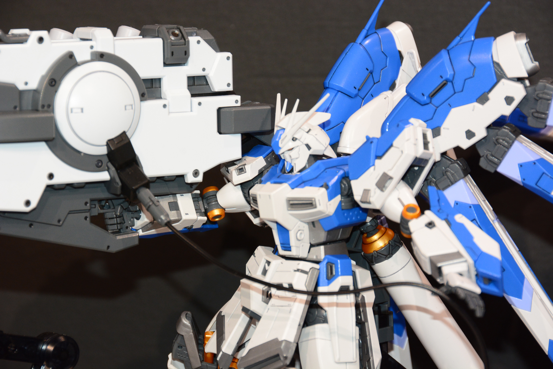 プレミアムバンダイで販売予定の「RG 1/144 Hi-νガンダム専用ハイパー・メガ・バズーカ・ランチャー」。この大きさが魅力だ