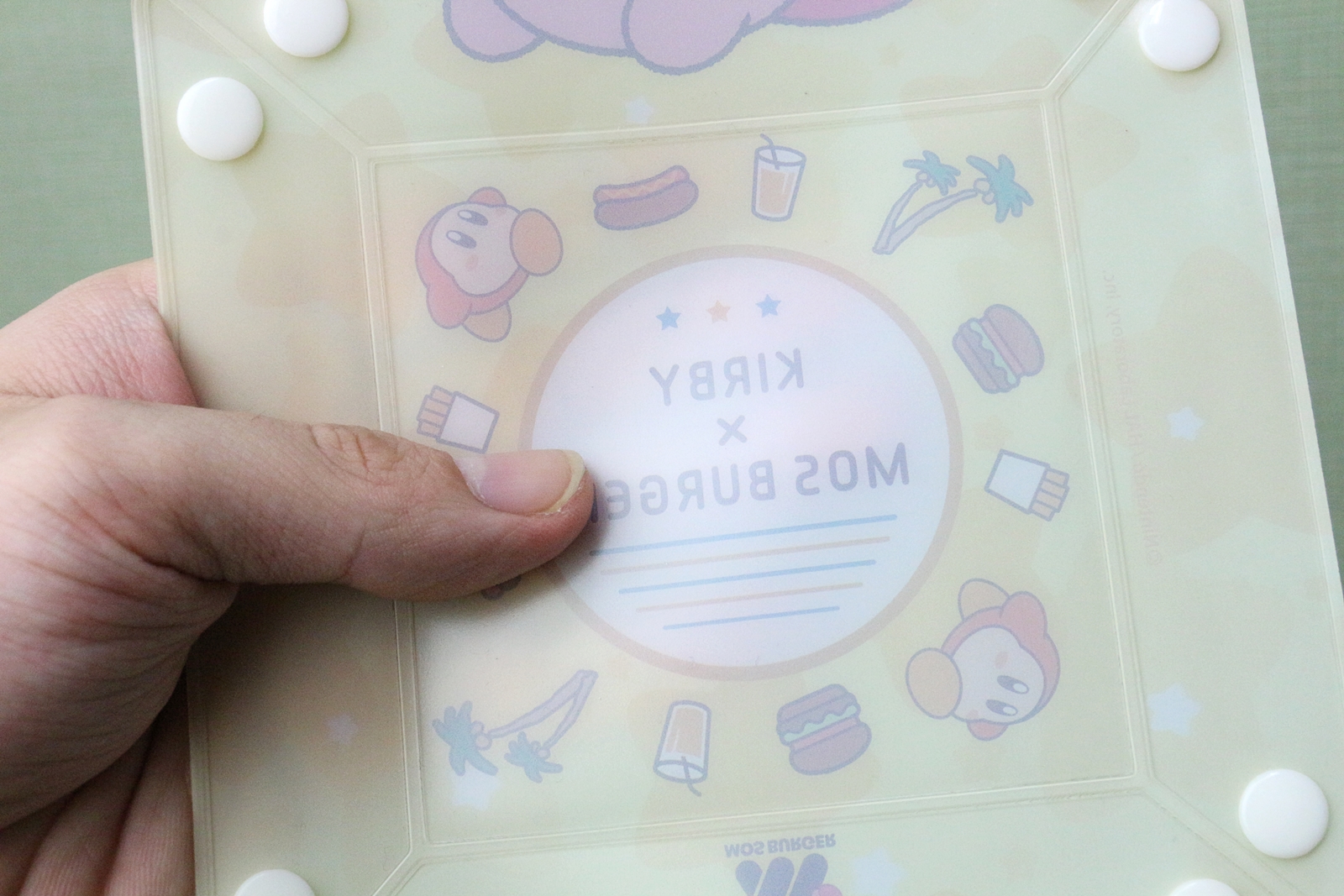 プラスチックタイプのトレー。半透明で指が透けて見える