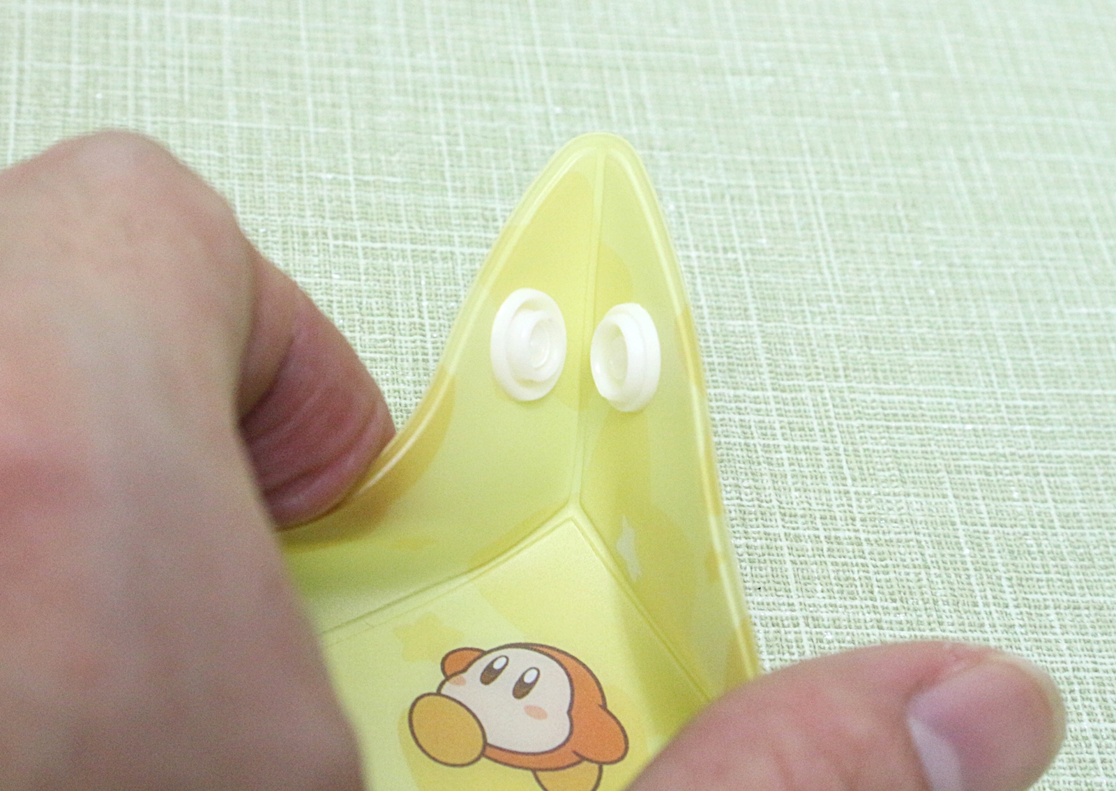 四隅にあるボタンを留める