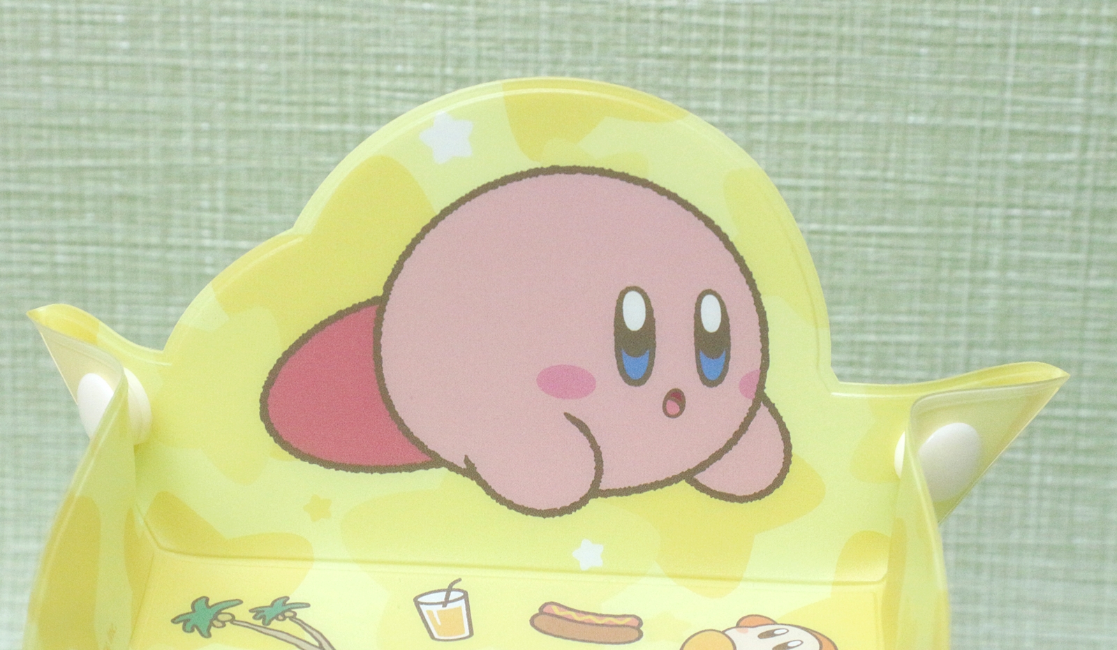 寝そべるカービィの表情が可愛い