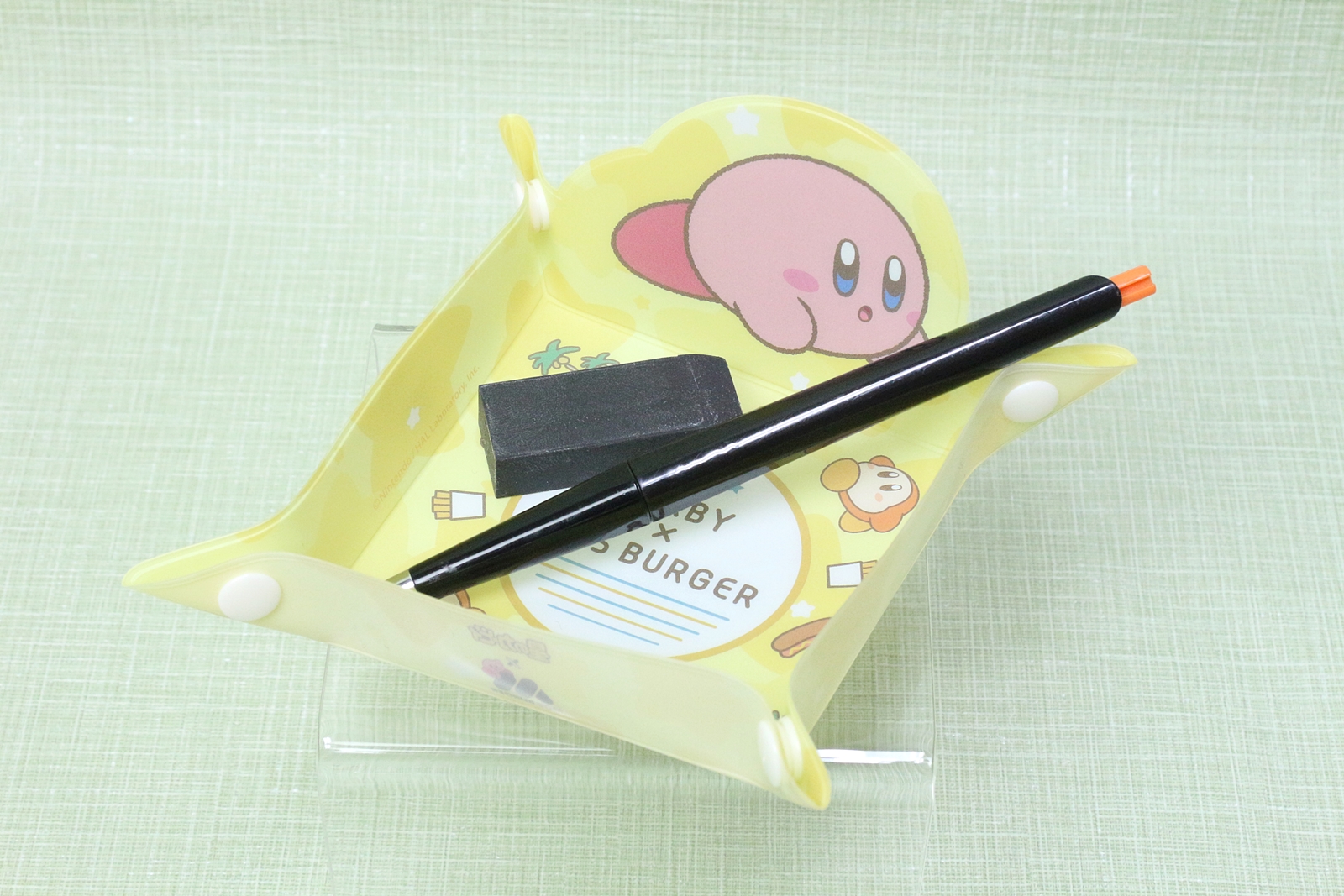 試しに文房具をのせてみた