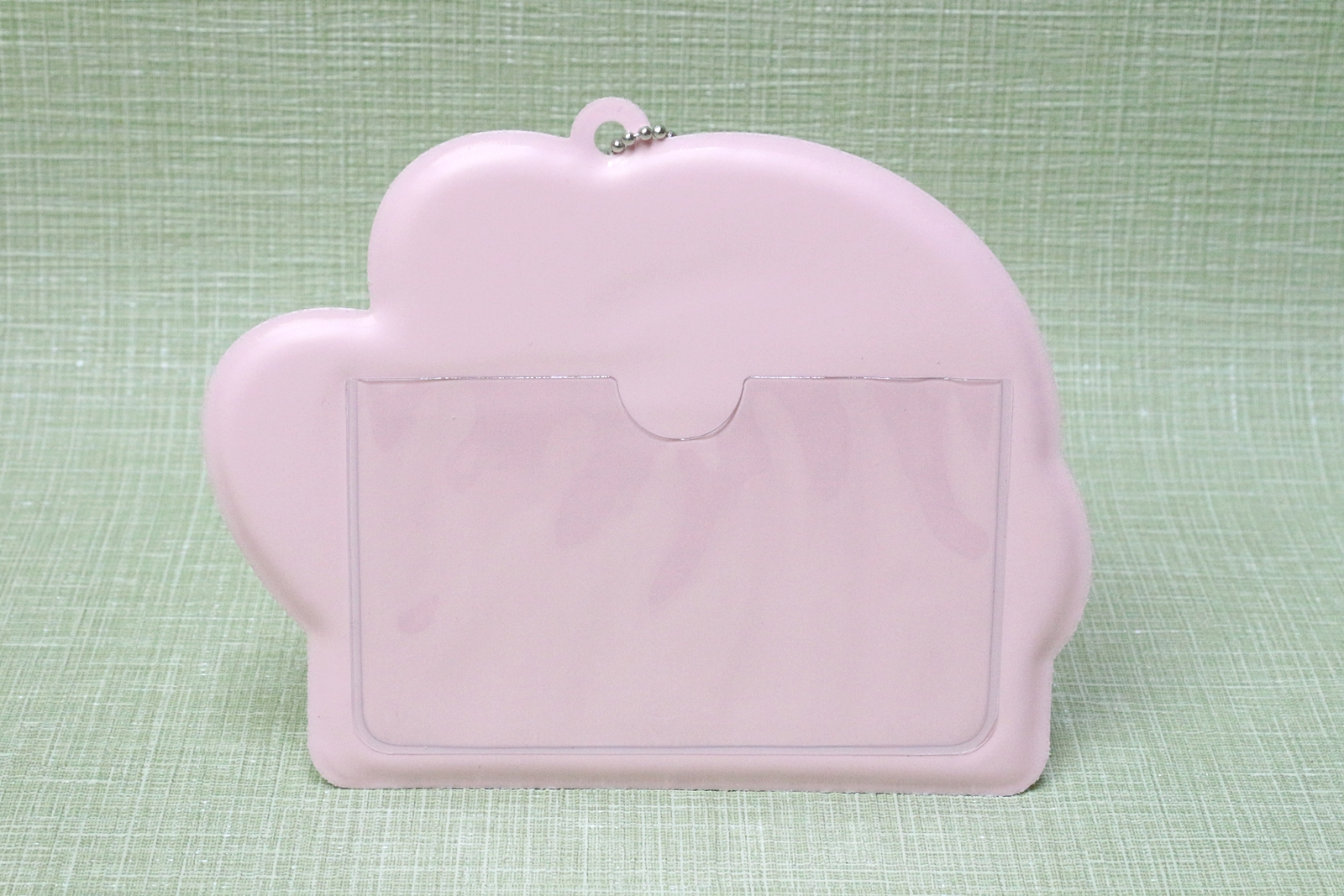 裏面にカード収納用のポケットがついている