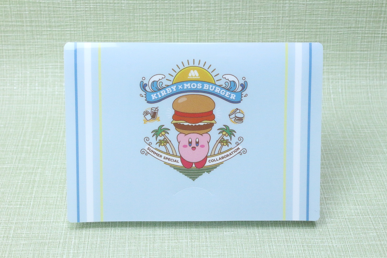 「モスバーガー」を掲げるカービィ。「SUMMER SPECIAL COLLABORATION」の文字も確認できる