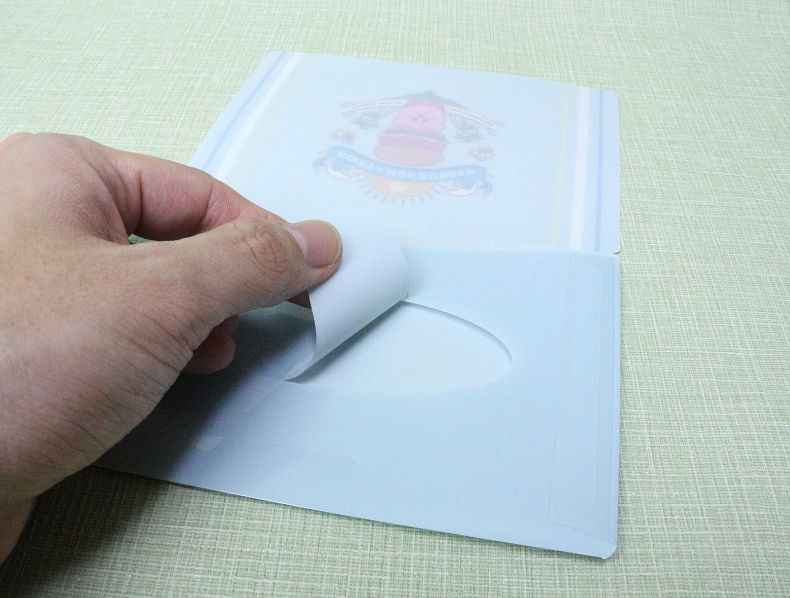 ティッシュの取り出し口をミシン目に沿って取り外す