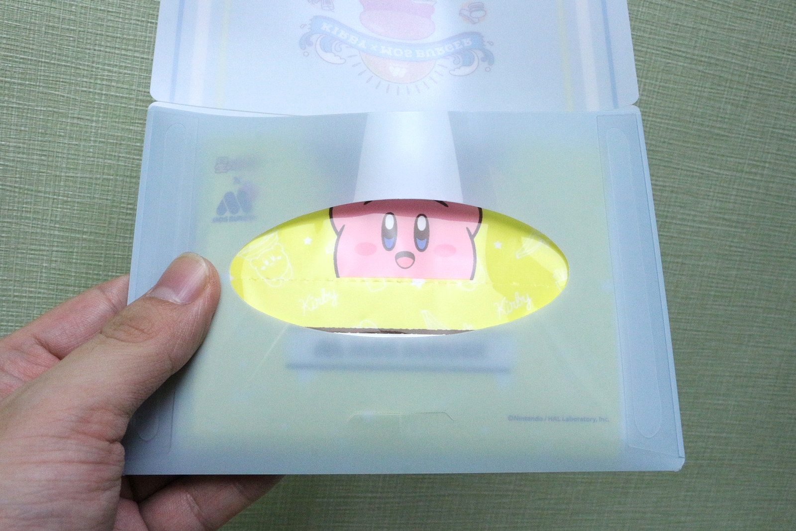 取り出し口よりカービィの顔が覗く