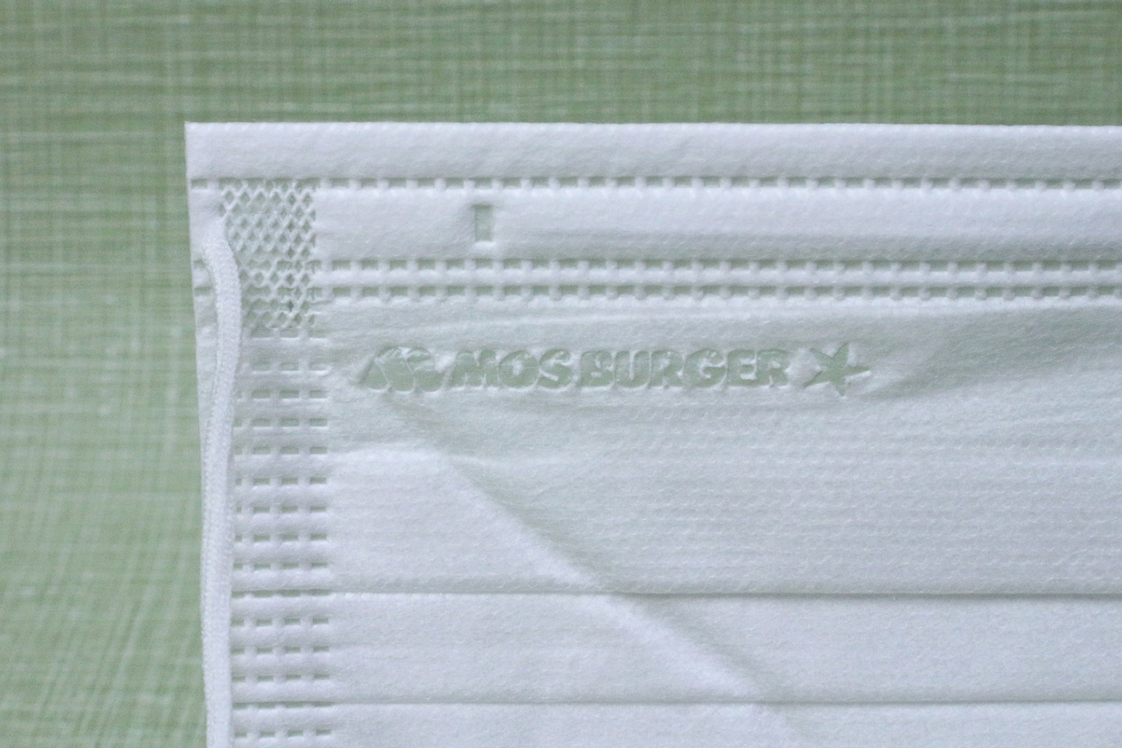 カービィとワドルディ、モスバーガーのロゴや名前が入っている