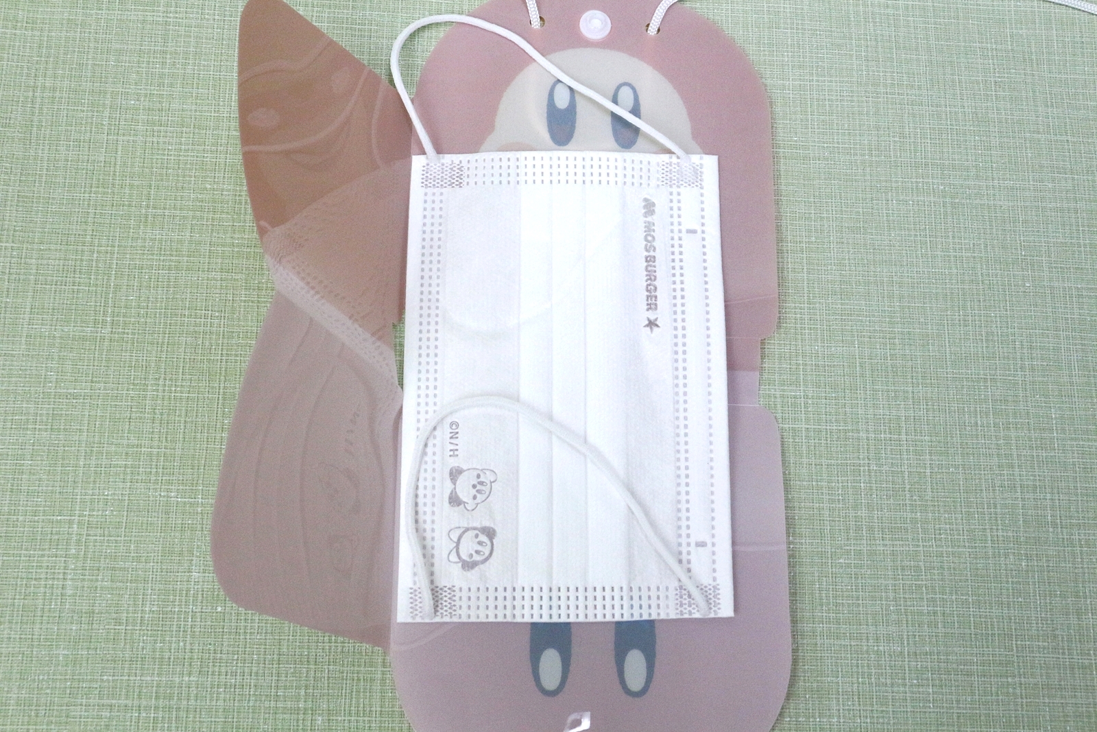 フラップ部分でマスクをはさむ