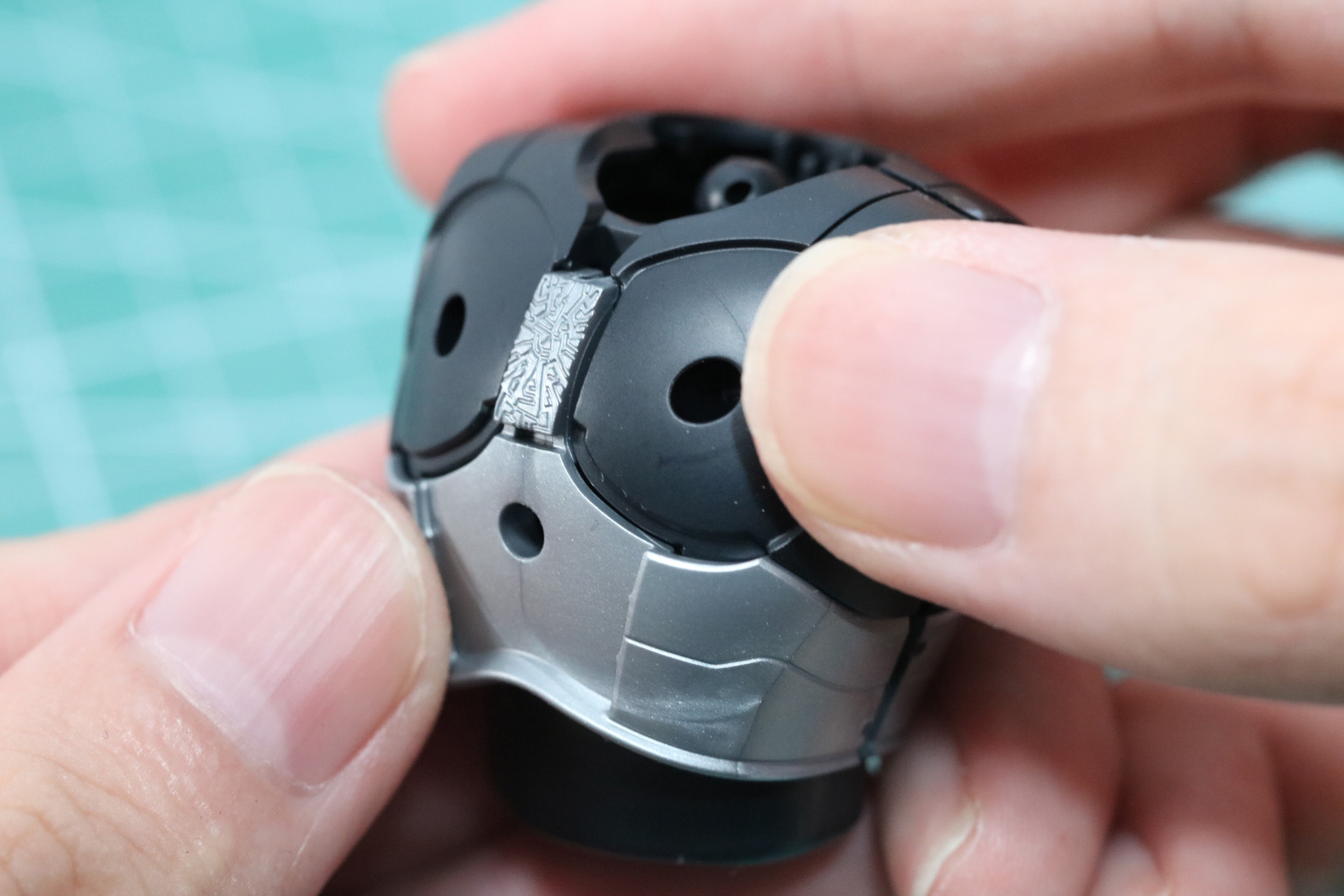 可動部分を挟み込む