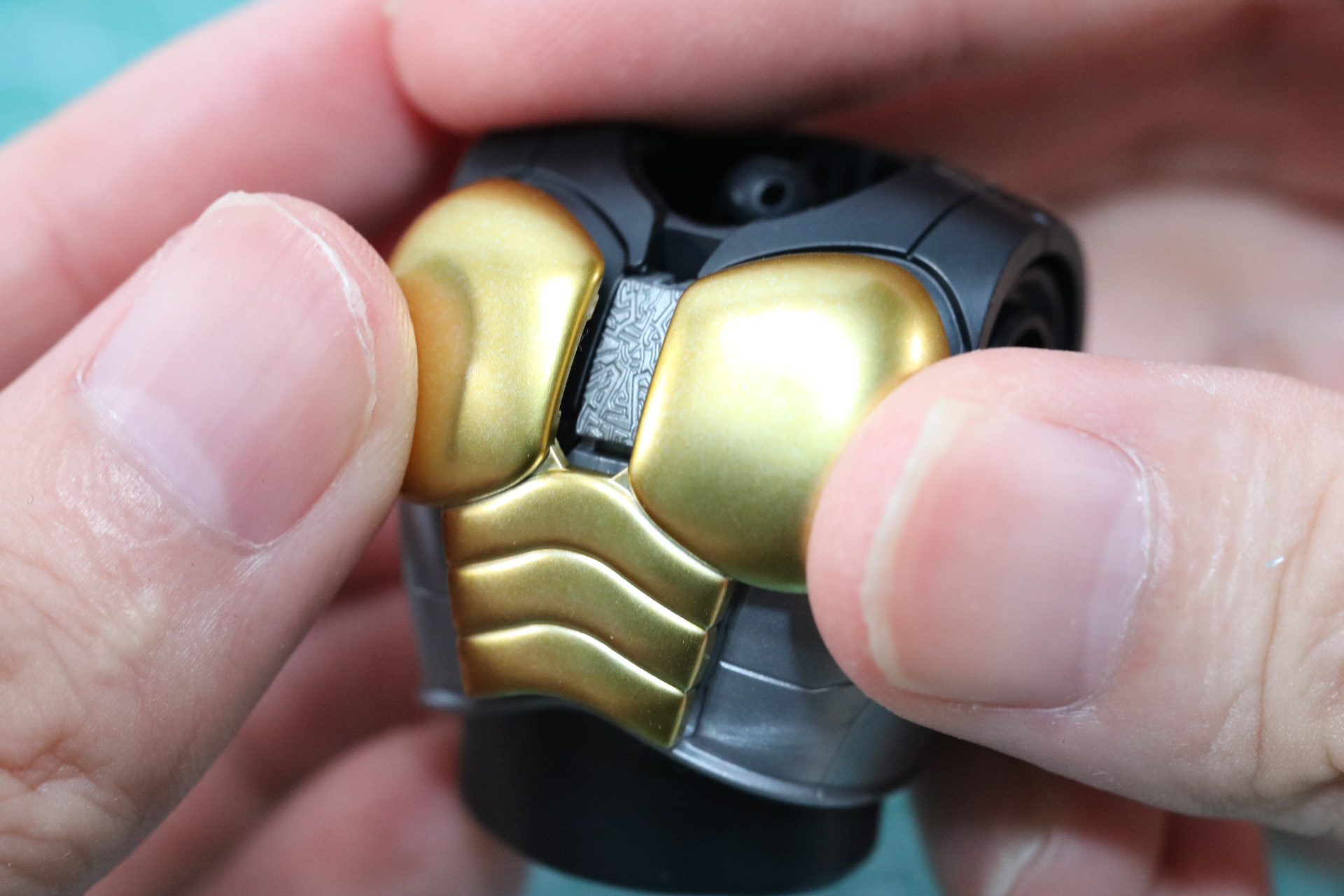 金色パーツを正面にはめ込む