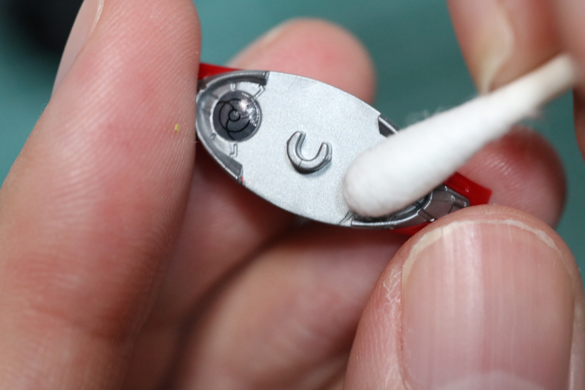 一部シールを使用。小さな曲面に貼り付けるためシールを綿棒で押さえている