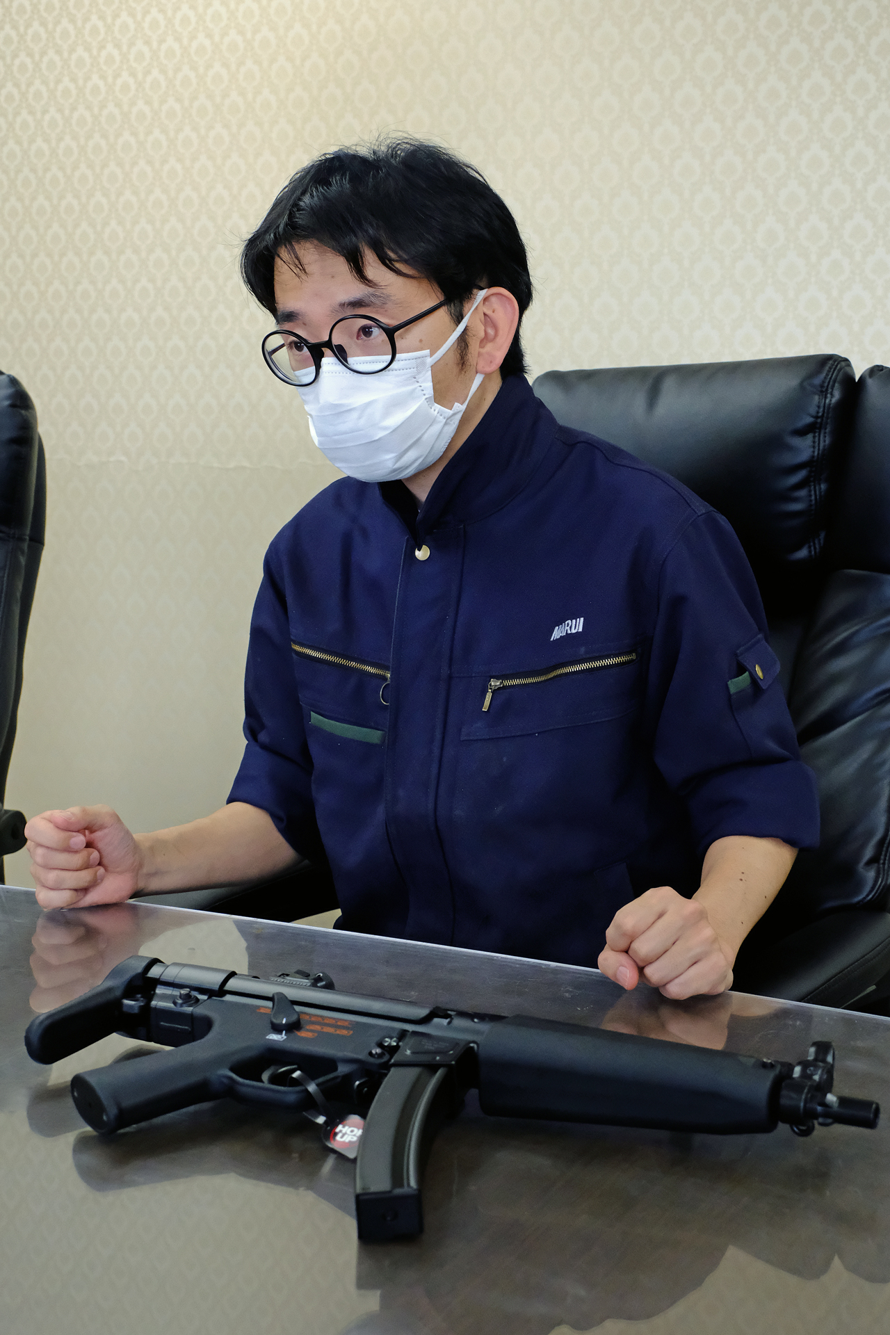 設計、開発を担当した神崎氏。次世代電動ガン「MP5A5」の前に担当したのが「次世代電動ガンAK47」。その前がやはり「次世代電動ガンM4シリーズ」。次世代電動ガンのエキスパートといえる人物だ