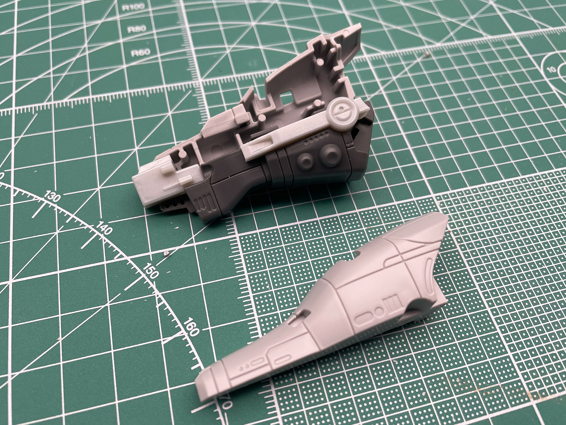 複数のパーツを組み合わせて、比較的大きなパーツを作っていきます。