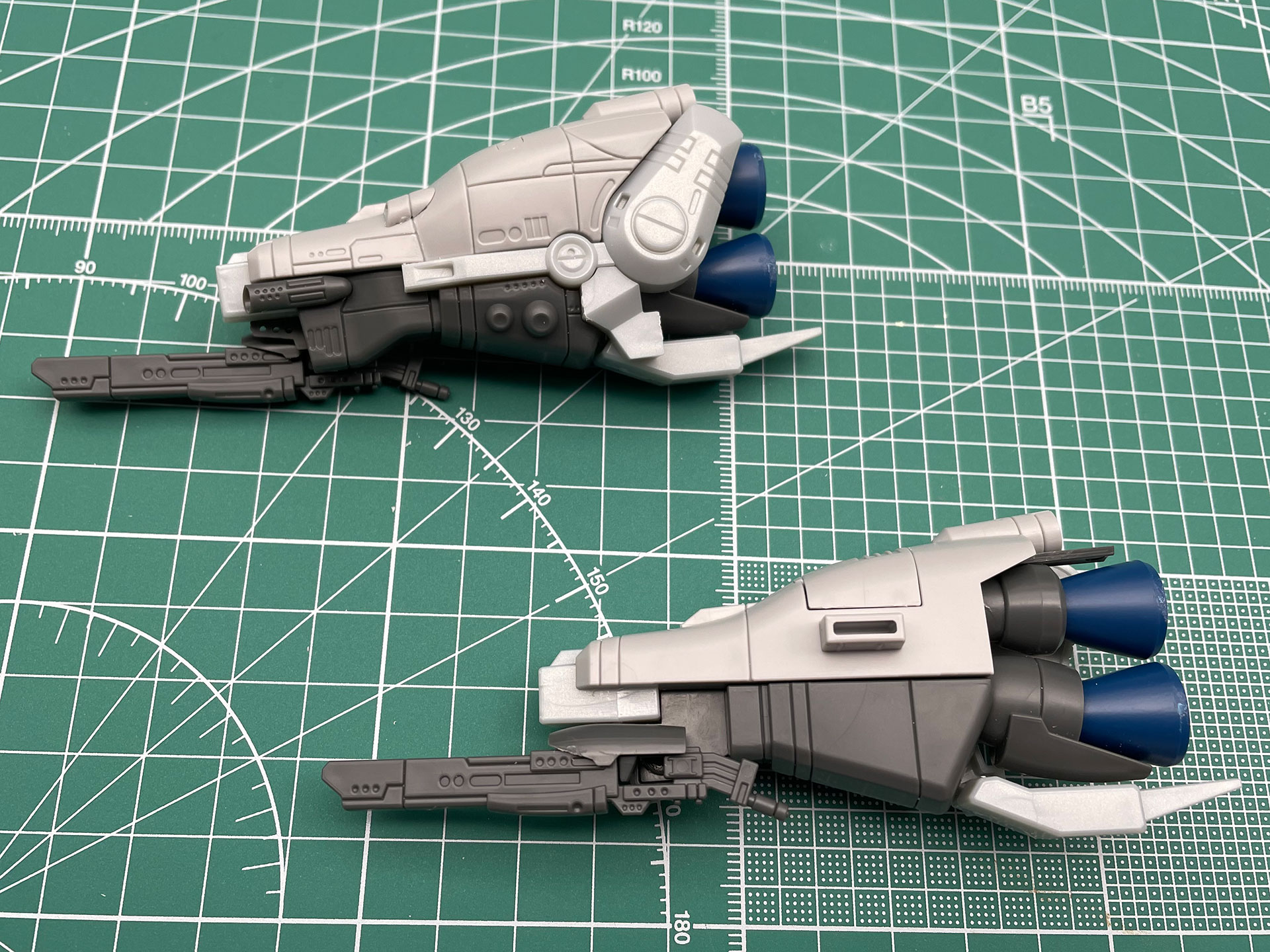 左右分パーツを作り終えたら、ひとまずこちらは邪魔にならないところに避けておきましょう。