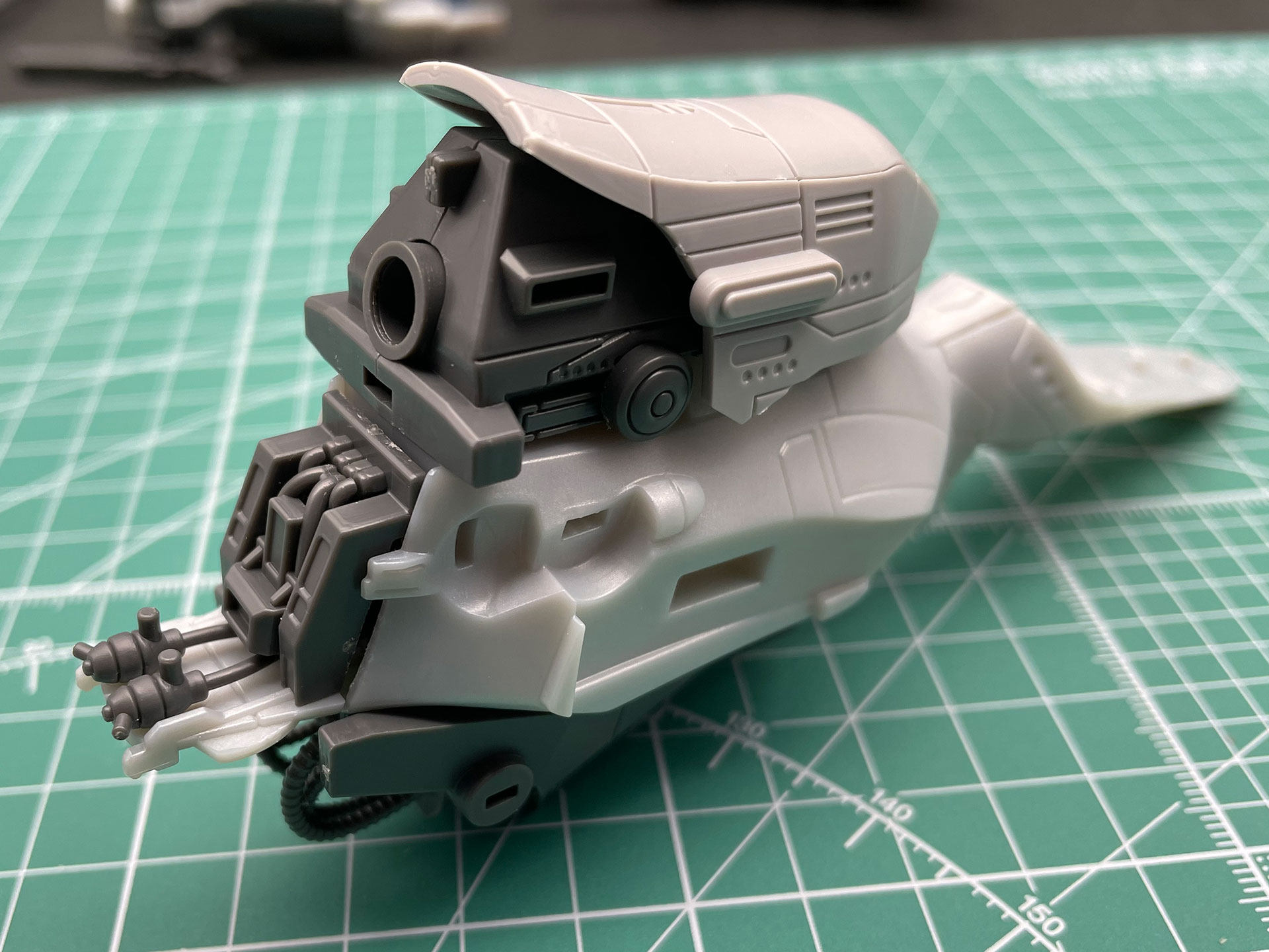 外装なども胴体に取り付けていきます。背面の管が伸びているようなパーツは、先に付けてからその近くの背面パーツを付けましょう。