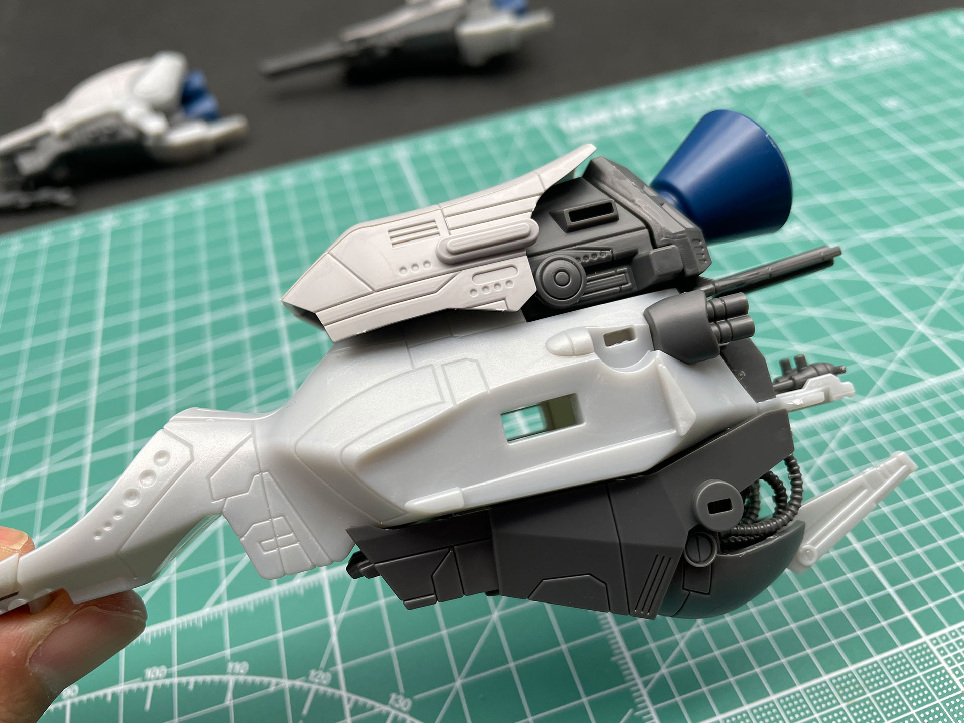 背面中央の大きな噴出口も取り付け。大まかなパーツはだいたい出来上がってきました。