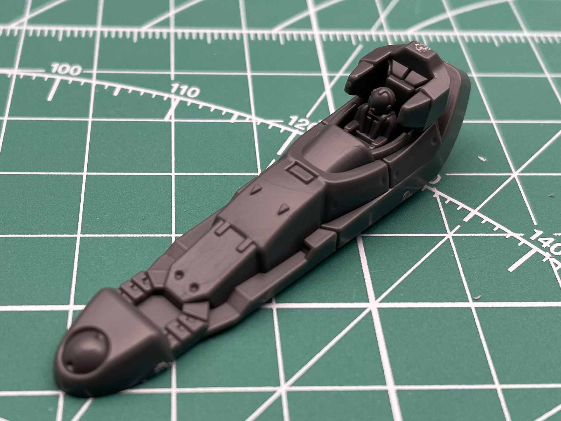 こちらがコックピット部分。パーツ自体はかなり小さいので、パイロットなどを塗り分ける場合は苦労しそうです。