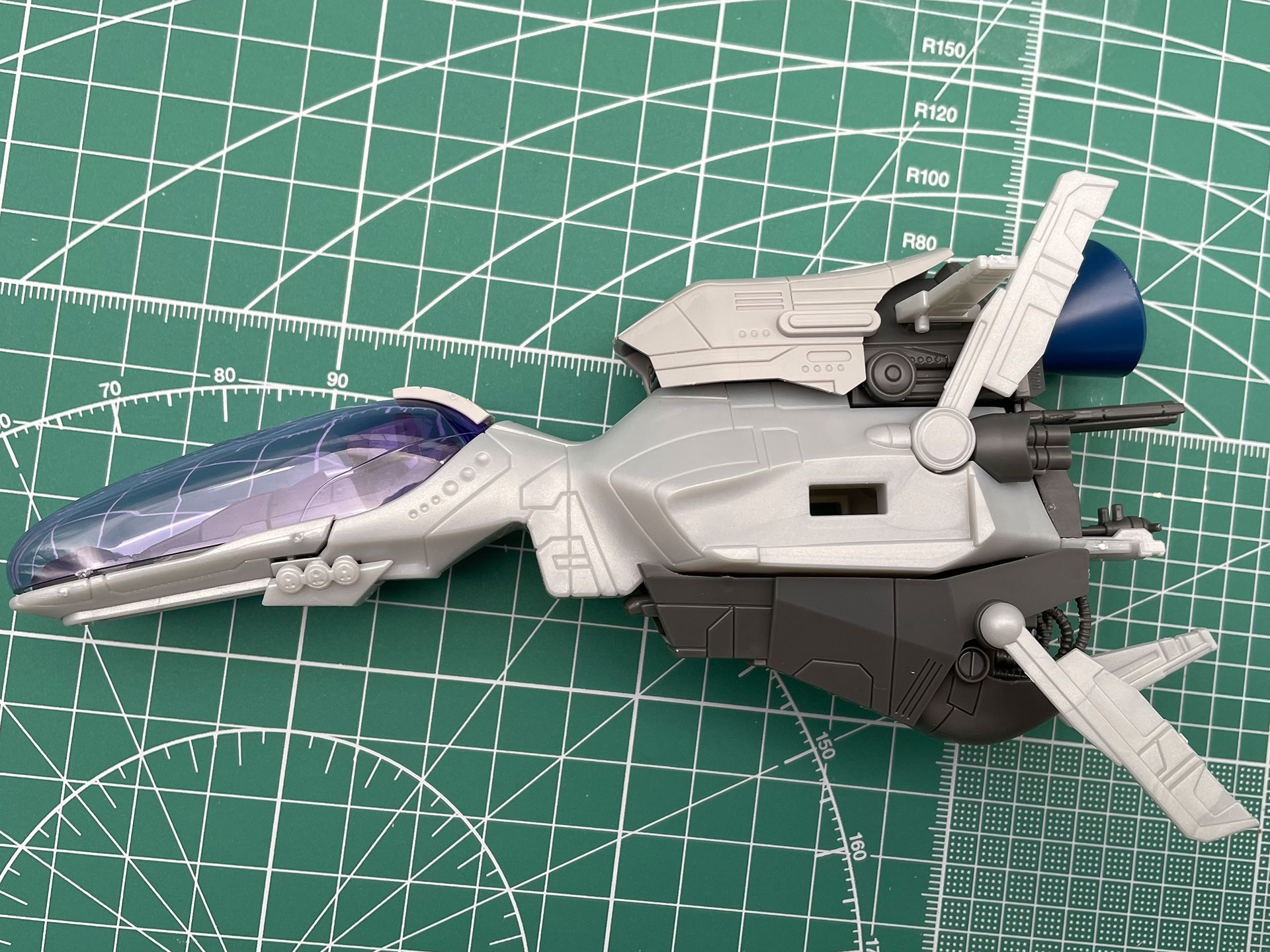 左右のブースター部分を付ける前に、羽のようなパーツを胴体に付けていきます。