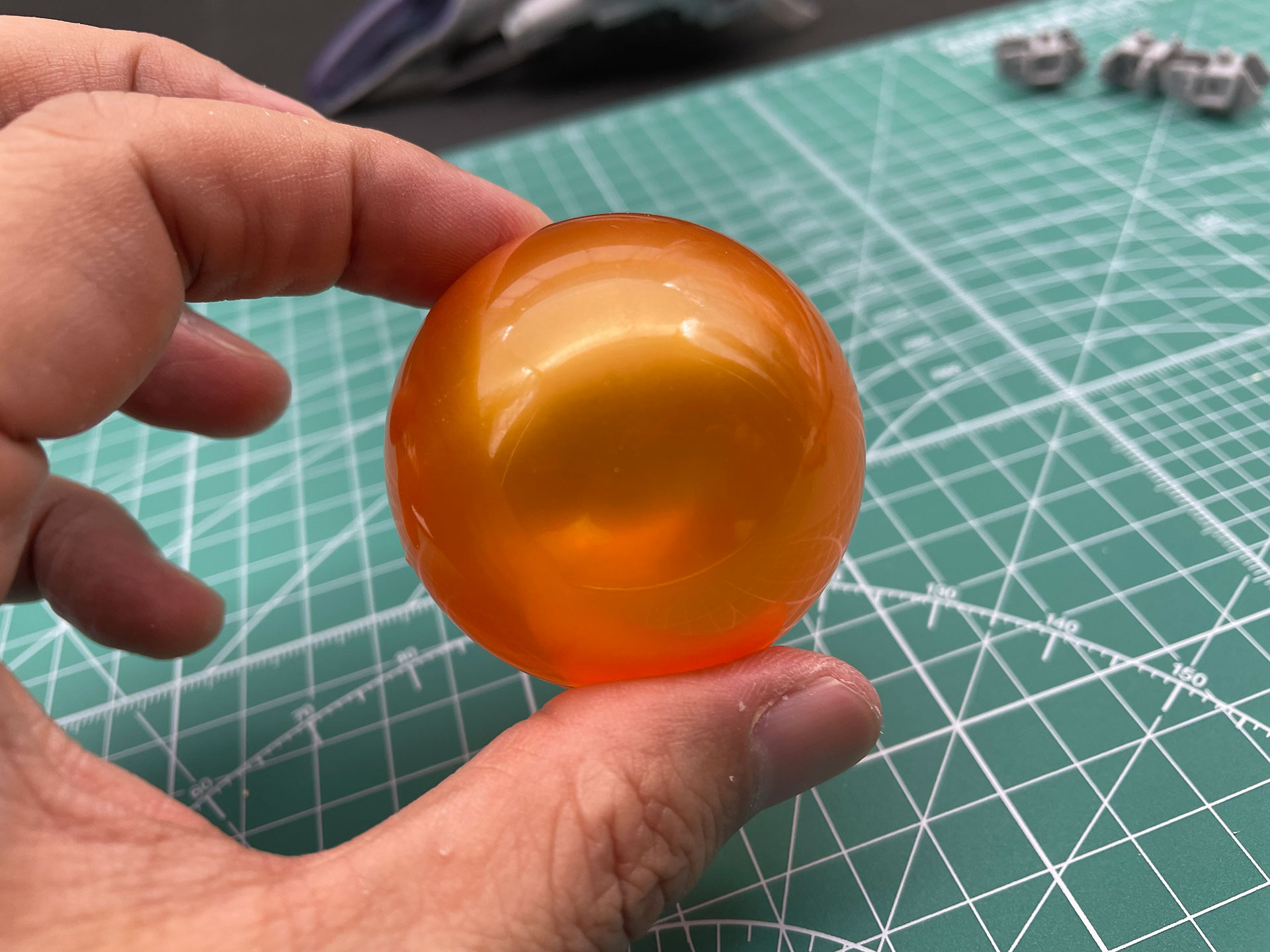 フォースの玉の部分を作ったところ。転がりやすいので、邪魔にならないところに避けておきましょう。それにしても、色味もかなりいい感じですね。