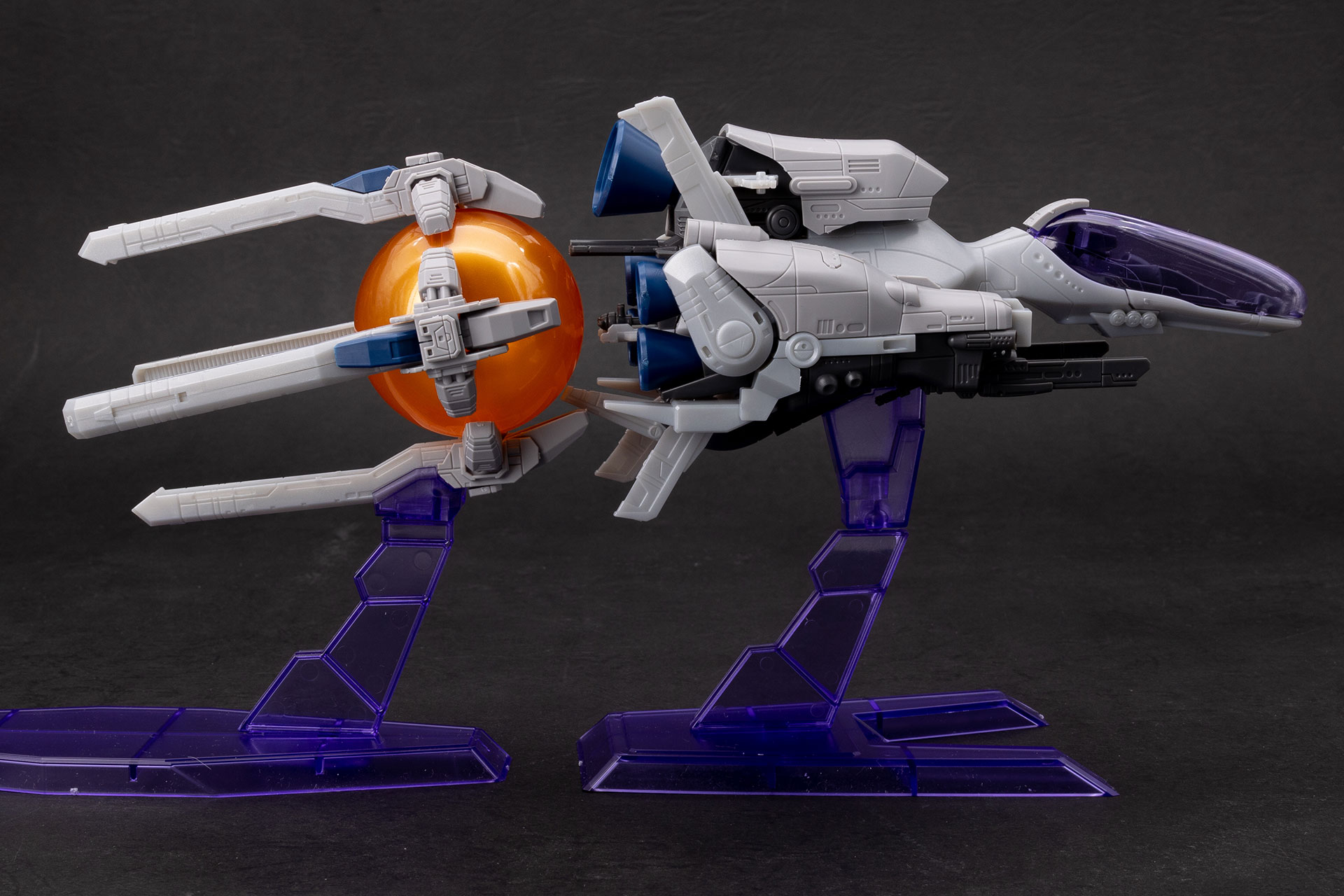 フォースを前に付けようとしたら、後ろ側にくっついちゃったよ！のシーンの再現!? こんなことができるのも、このキットの魅力です（笑）。