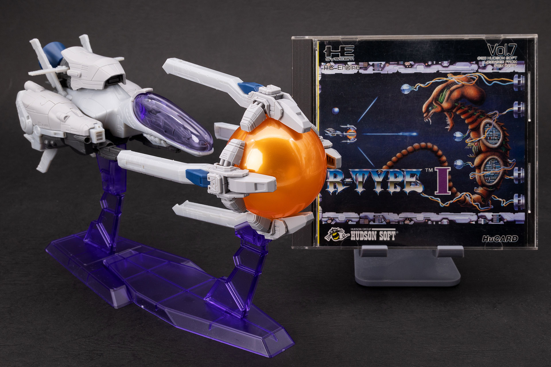 せっかくなので、お気に入りのPCエンジン版「R-TYPE I」との記念写真もパシャリ。こうして見ると、ゲーム棚のディスプレイにも良さそうですね！